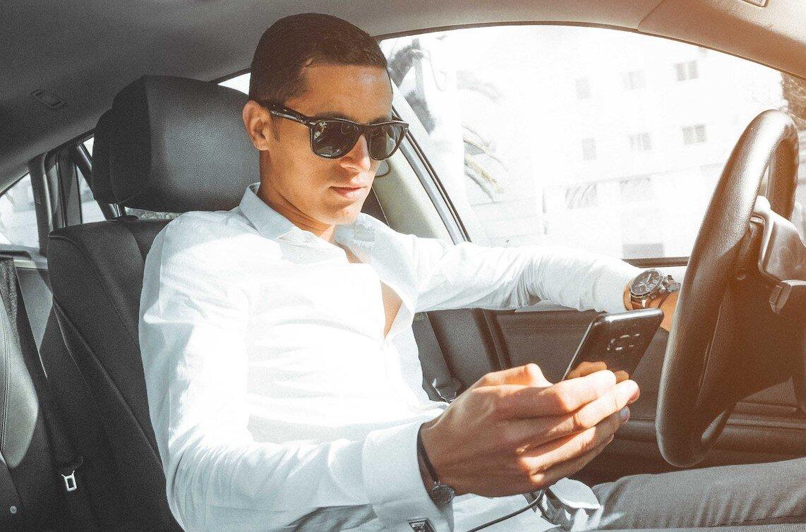 conducir-carro-distraido